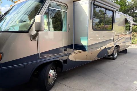 Ryker's Mint Airstream Land Yacht 30 Slide Class A