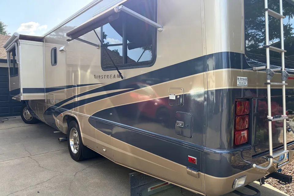 Ryker's Mint Airstream Land Yacht 30 Slide Class A