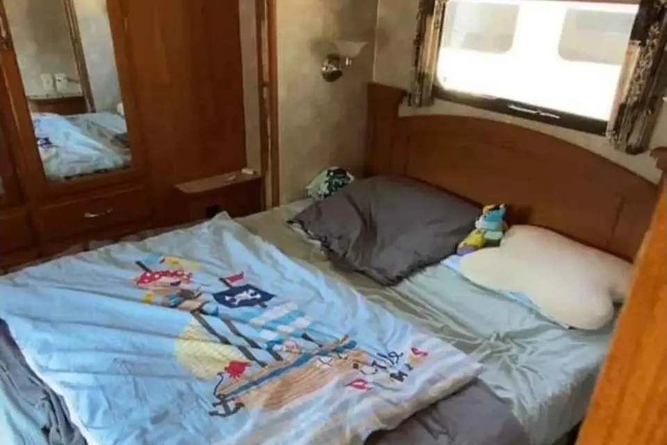 Albert's Coachmen Aurora Class A