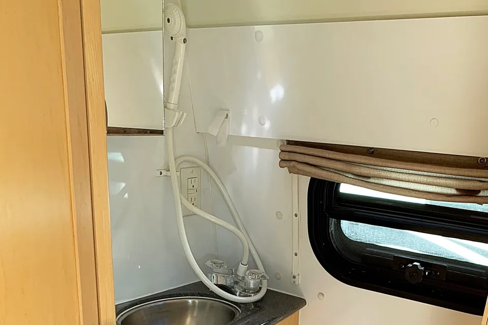 2009 Pleasure Way - 20 ft tiny home on wheel - with solar