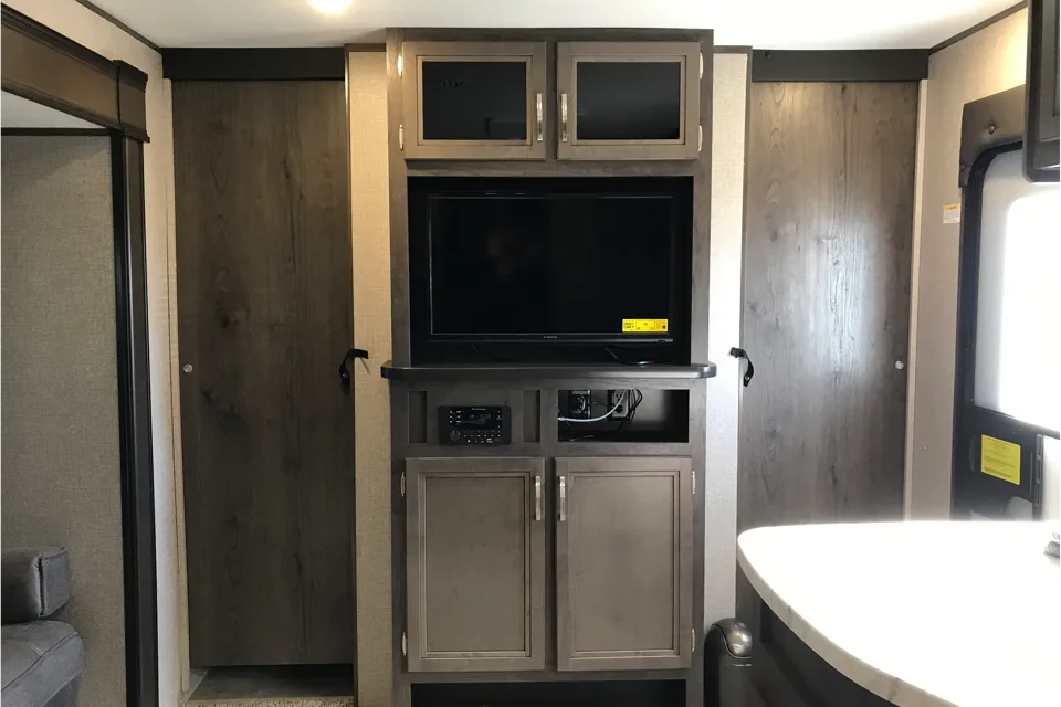 ouRVrentals2 (1 slideout and outdoor kitchen)