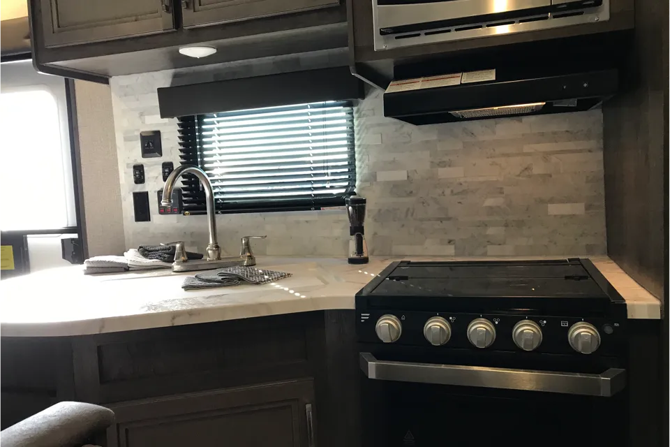ouRVrentals2 (1 slideout and outdoor kitchen)