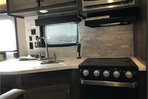 ouRVrentals2 (1 slideout and outdoor kitchen)