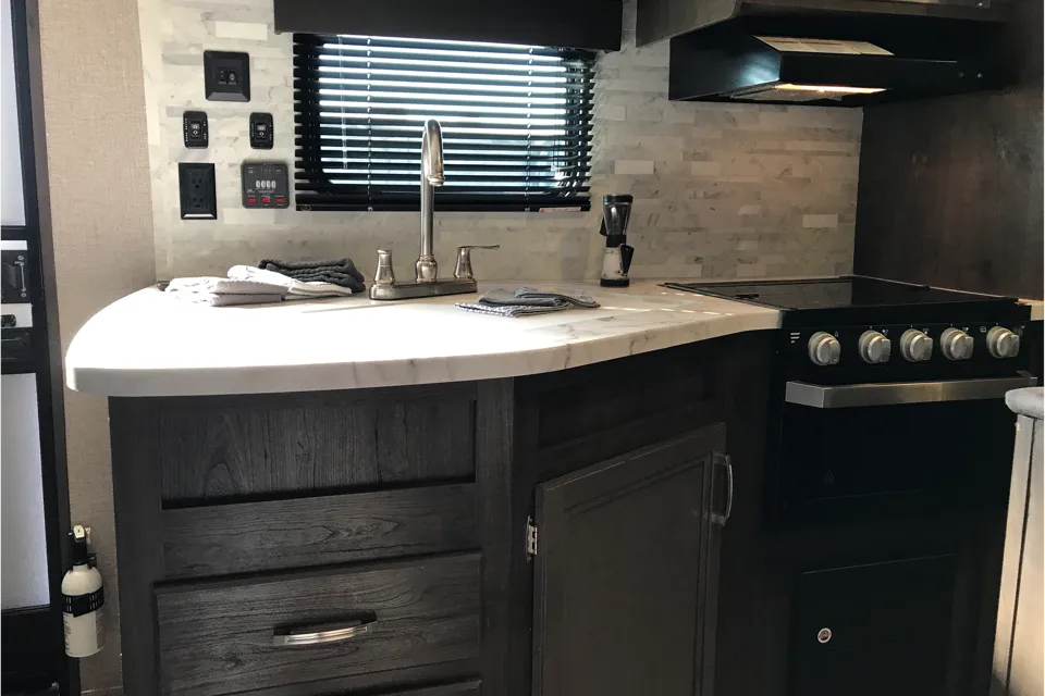 ouRVrentals2 (1 slideout and outdoor kitchen)