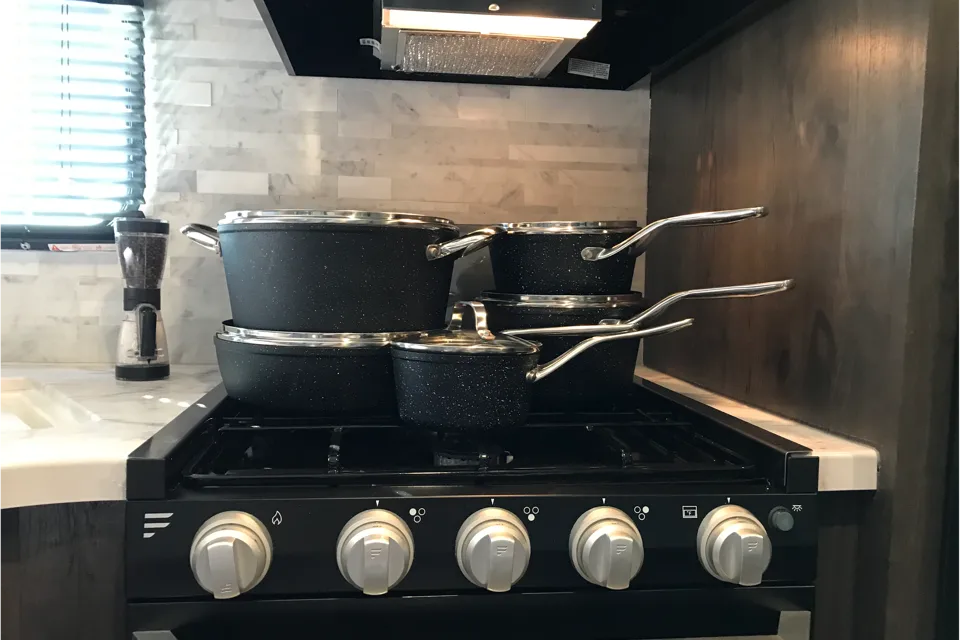 ouRVrentals2 (1 slideout and outdoor kitchen)