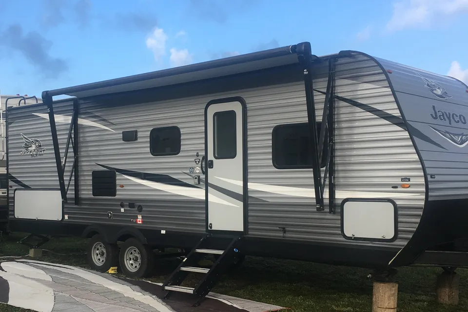 ouRVrentals2 (1 slideout and outdoor kitchen)