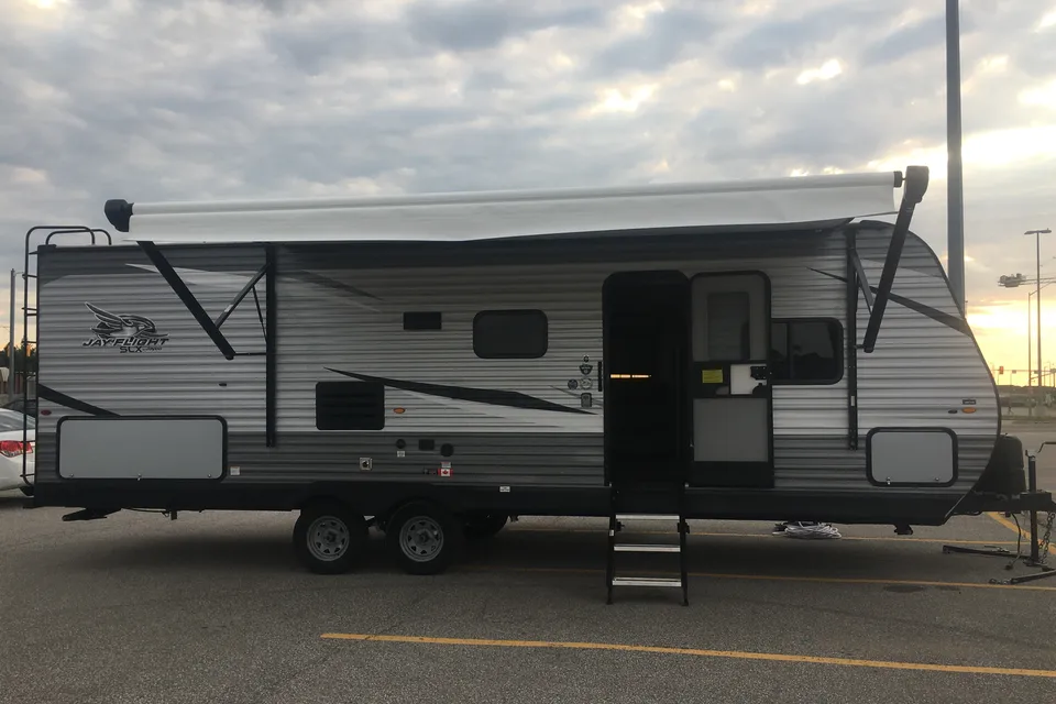 ouRVrentals2 (1 slideout and outdoor kitchen)