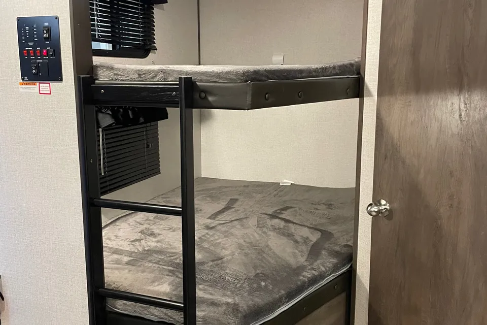 2022 Coleman 25Bhs Travel Trailer