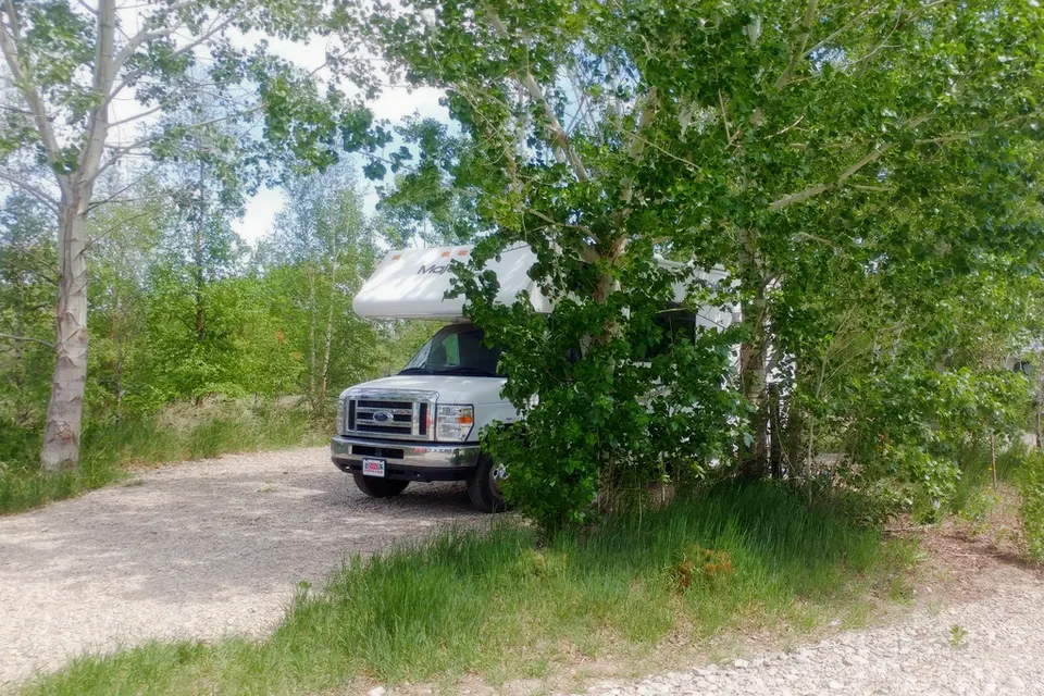 MAJESTIC TOURISTER MOTORHOME - CLASS C SLEEPS 4 - LOCATED AT CALGARY