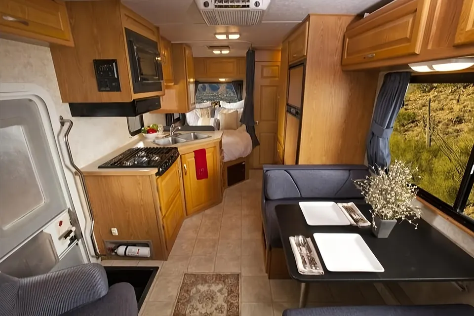 MAJESTIC TOURISTER MOTORHOME - CLASS C SLEEPS 4 - LOCATED AT CALGARY