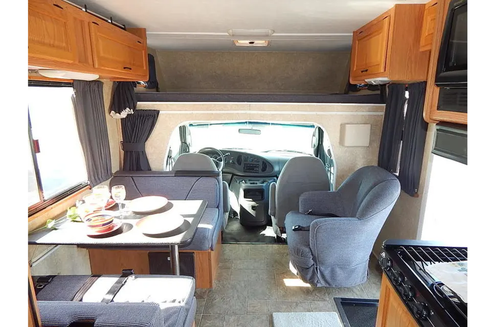 MAJESTIC TOURISTER MOTORHOME - CLASS C SLEEPS 4 - LOCATED AT CALGARY