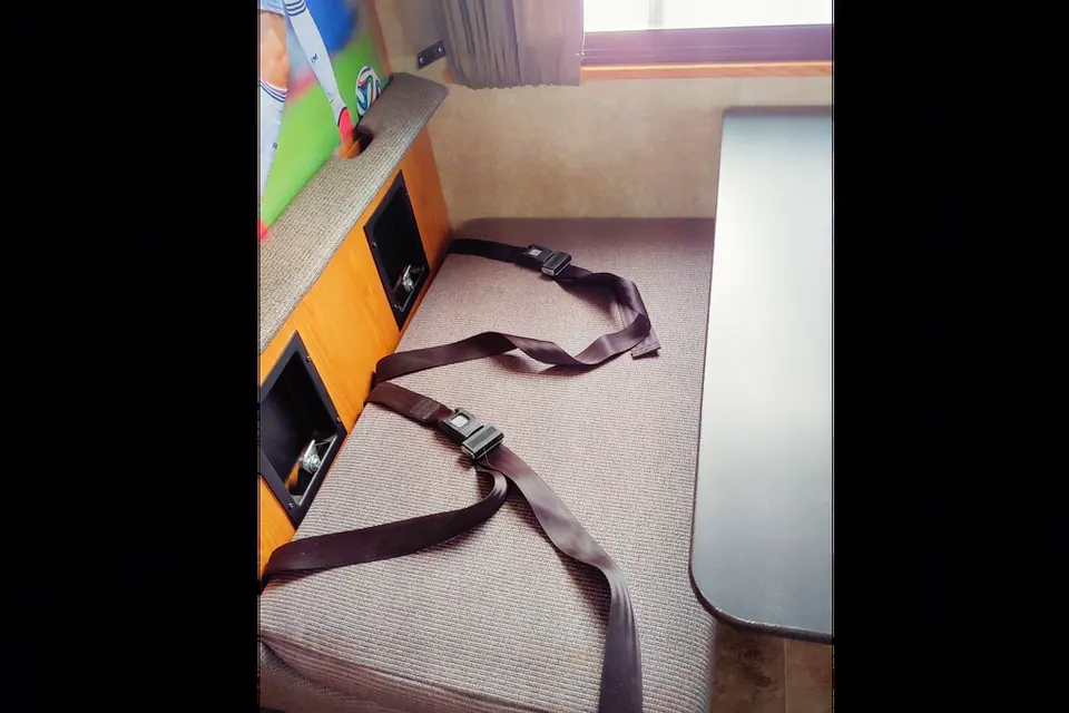 MAJESTIC TOURISTER MOTORHOME - CLASS C SLEEPS 4 - LOCATED AT CALGARY