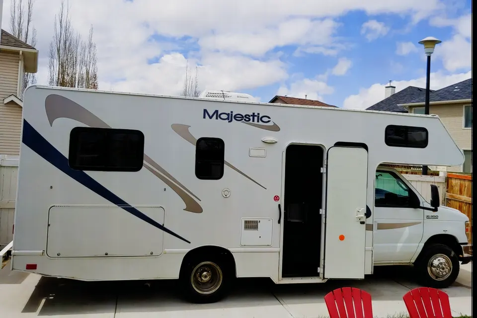 MAJESTIC TOURISTER MOTORHOME - CLASS C SLEEPS 4 - LOCATED AT CALGARY