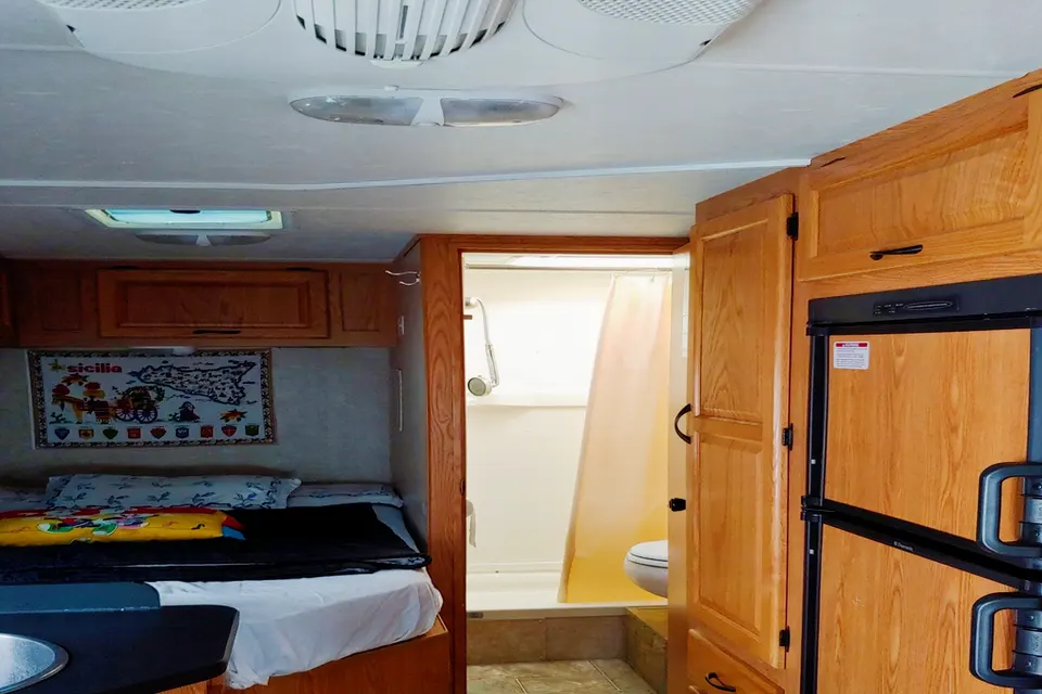 MAJESTIC TOURISTER MOTORHOME - CLASS C SLEEPS 4 - LOCATED AT CALGARY