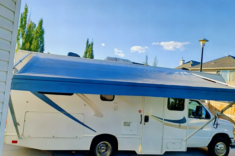 MAJESTIC TOURISTER MOTORHOME - CLASS C SLEEPS 4 - LOCATED AT CALGARY