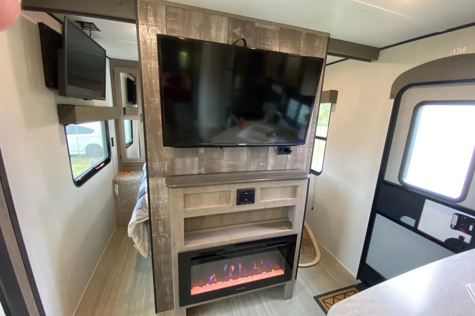 “Hideout” Keystone 318BR Bunk House (BRAND NEW)