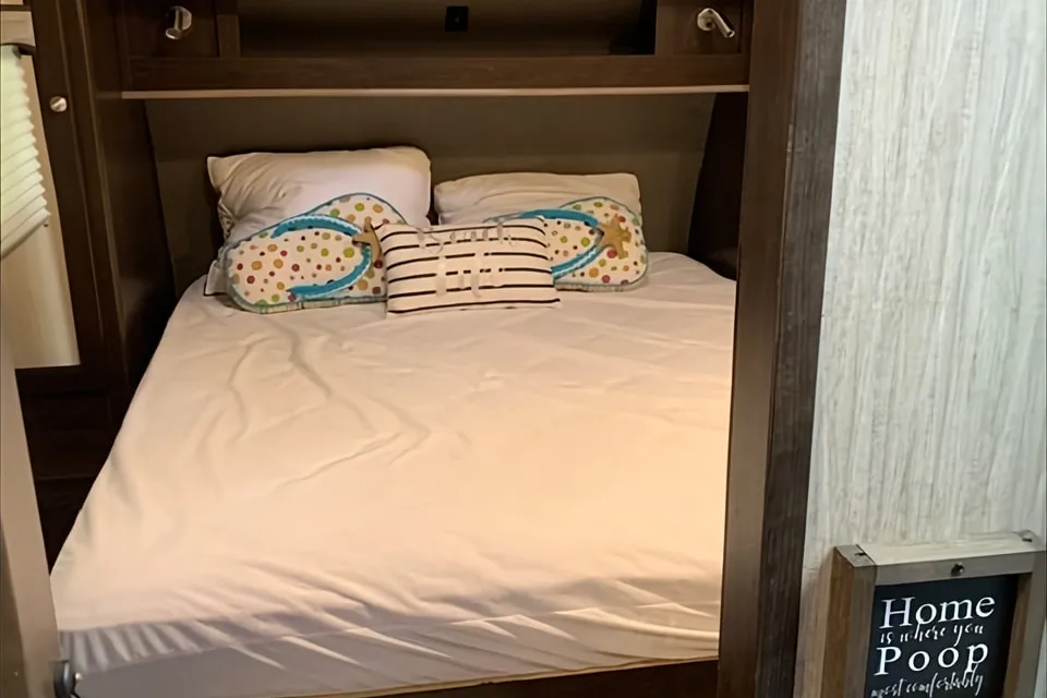 2019 HEARTLAND SUNDANCE XLT WITH TWO SEPARATE BEDROOMS!!