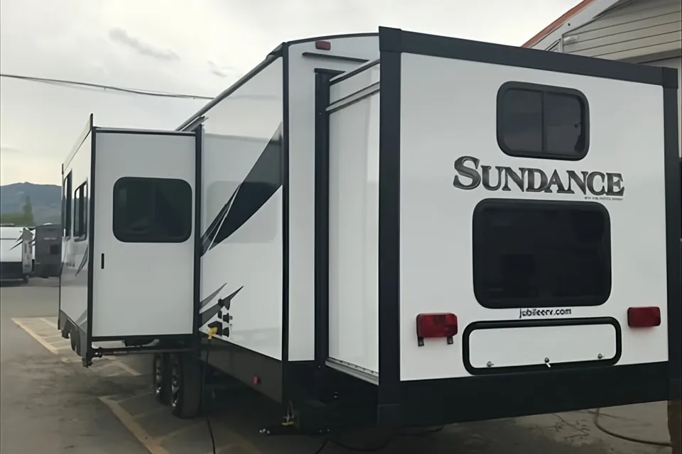 2019 HEARTLAND SUNDANCE XLT WITH TWO SEPARATE BEDROOMS!!