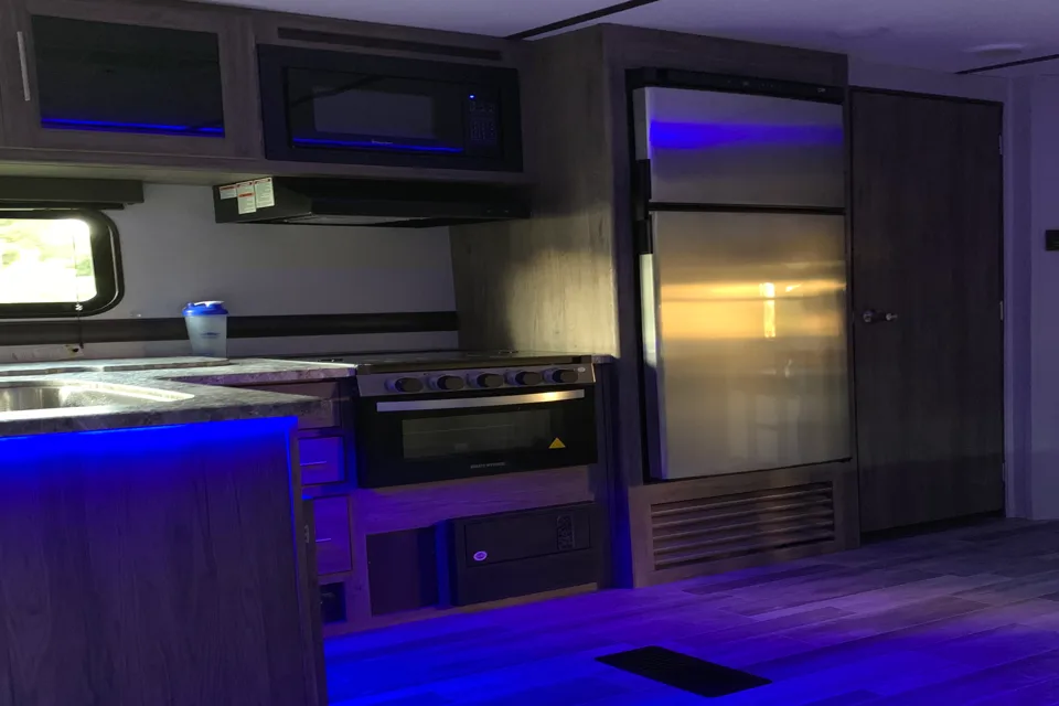 Richard's 270 zinger Lite by Crossroads 270 zinger Lite Travel Trailer