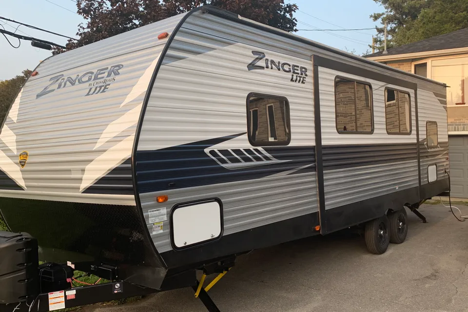 Richard's 270 zinger Lite by Crossroads 270 zinger Lite Travel Trailer