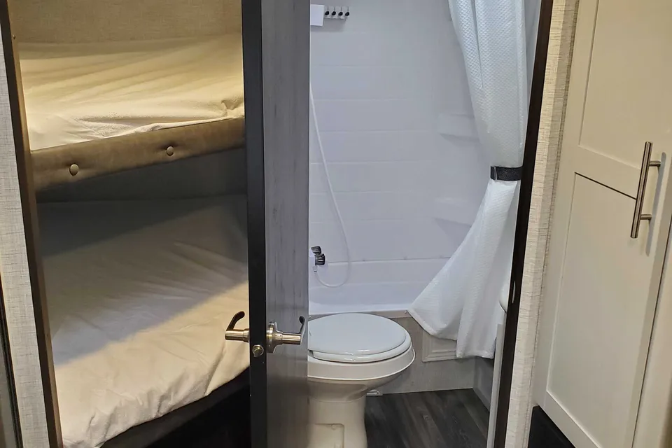 2021 Keystone 2430bh Travel Trailer