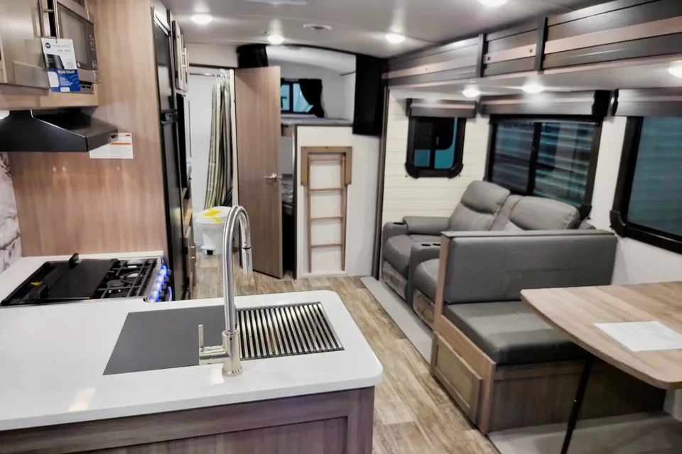 Brand New 2022 Crossroads Sunset Trail Super Lite Travel Trailer