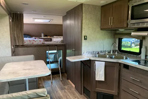 That Parkdale RV | Family-Friendly, Downtown TO, 6 Seats & Beds