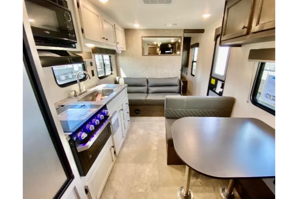Ranger 1 - Clean and modern - separate Queen bedroom!