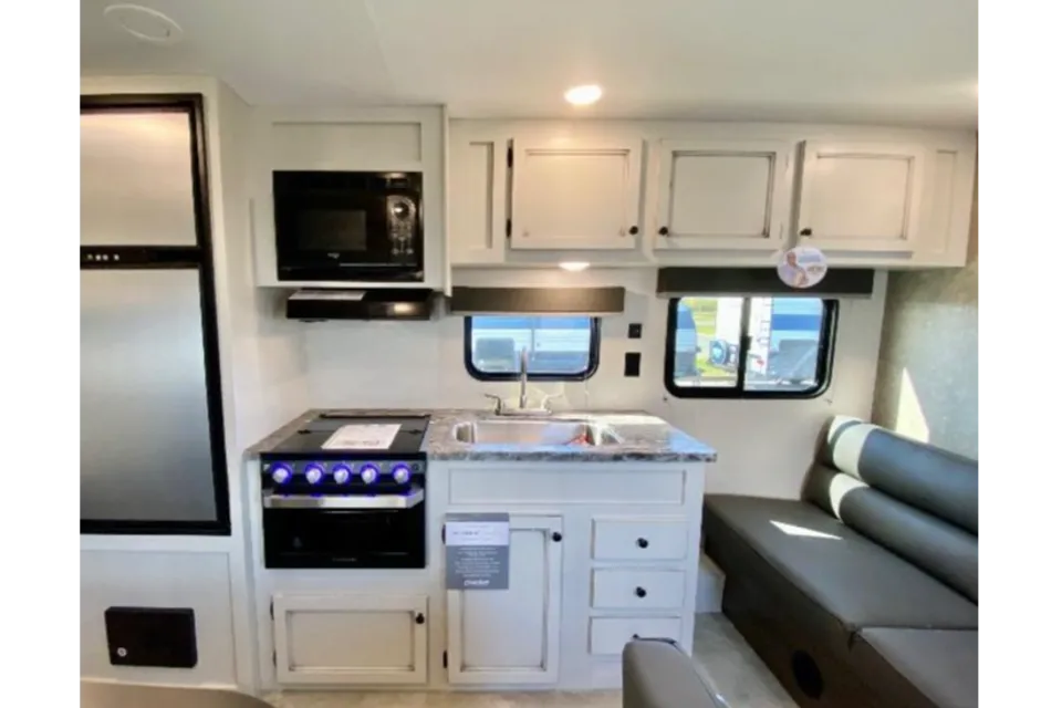 Ranger 1 - Clean and modern - separate Queen bedroom!