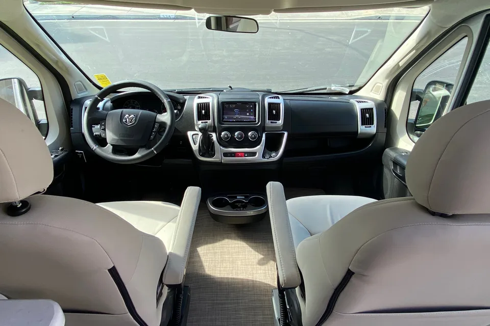 2022 Thor RIZE 18T 4 seats, 4 sleeps