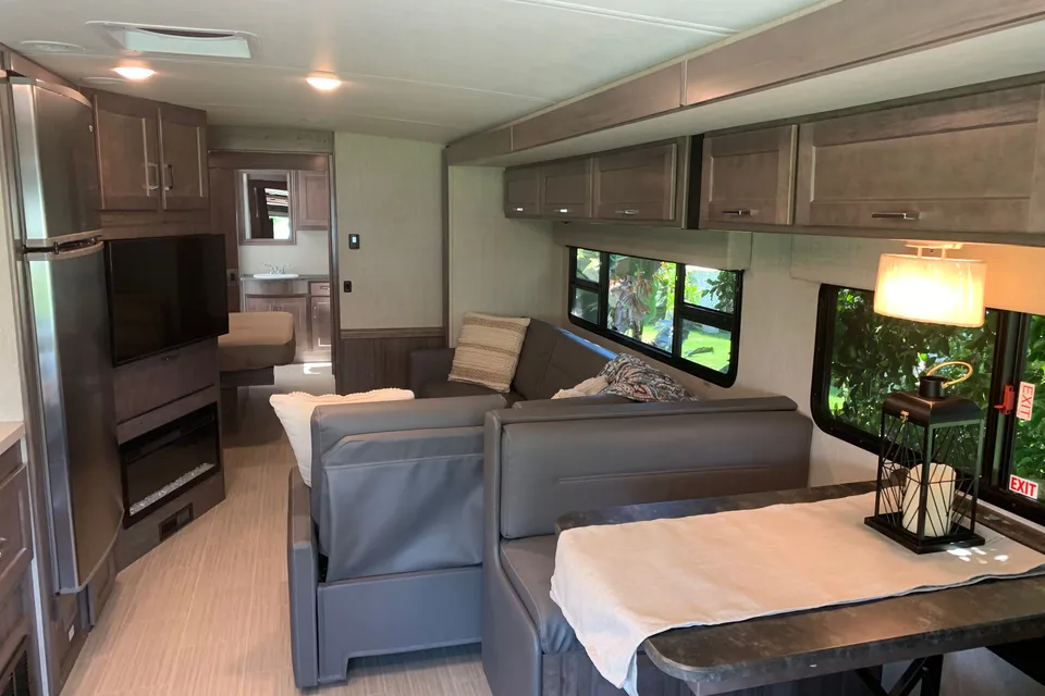 ADVENTURER CLASS A-200 MILES INCL. PER DAY