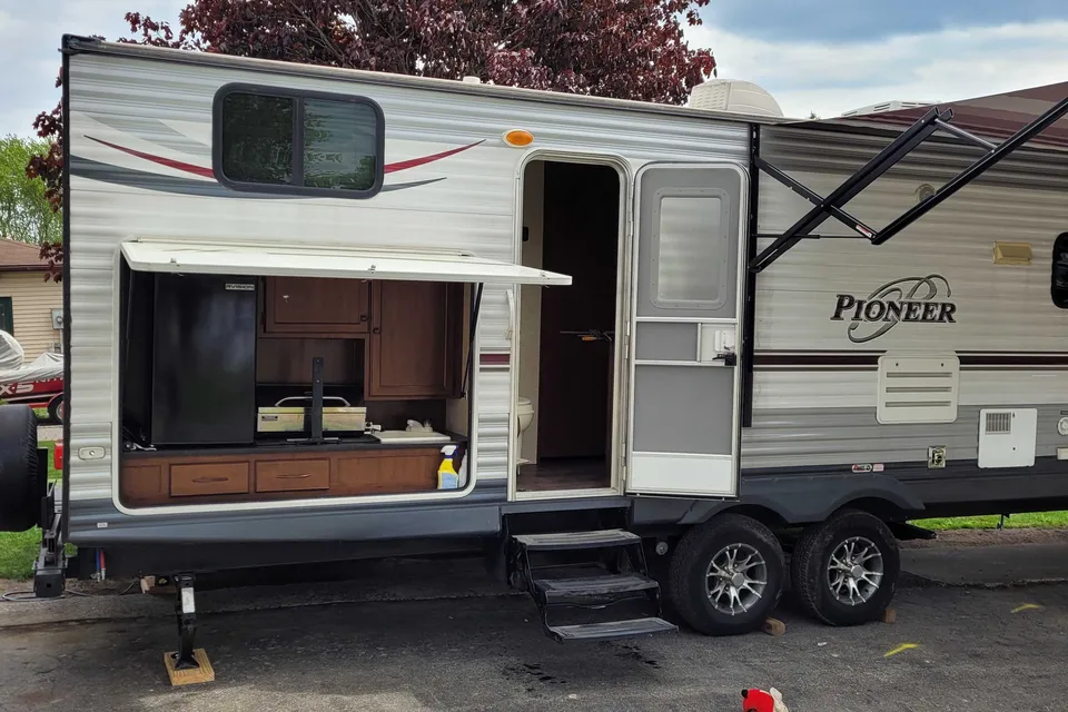 Allan's Pioneer Dq30 Travel Trailer