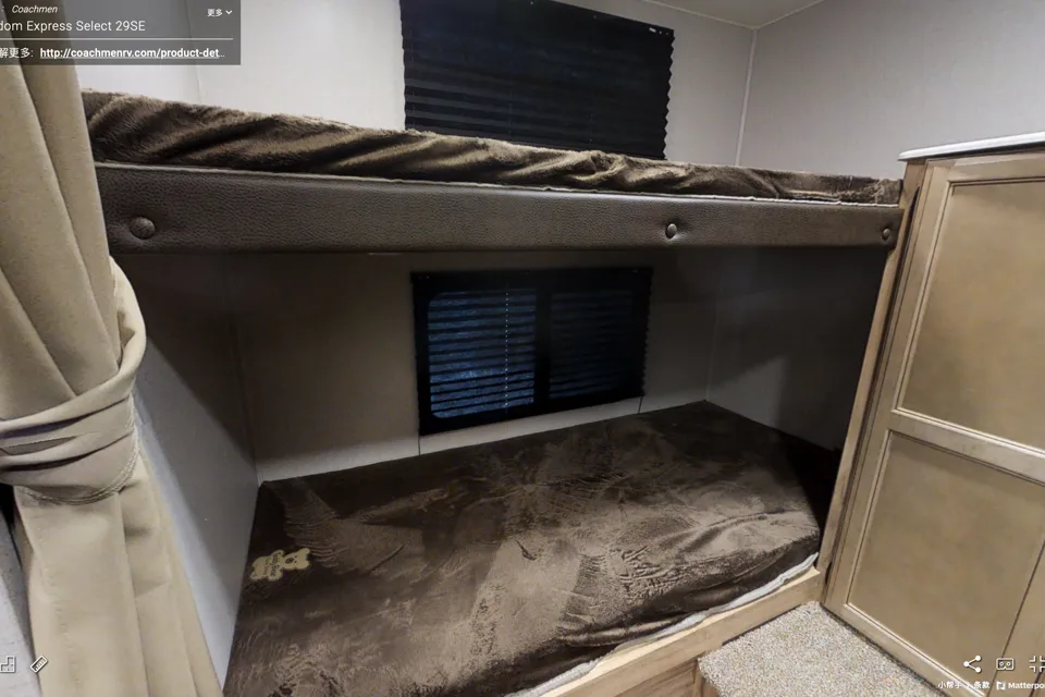 Machenzi's Coachmen FREEDOM EXPRESS 29SE Travel Trailer