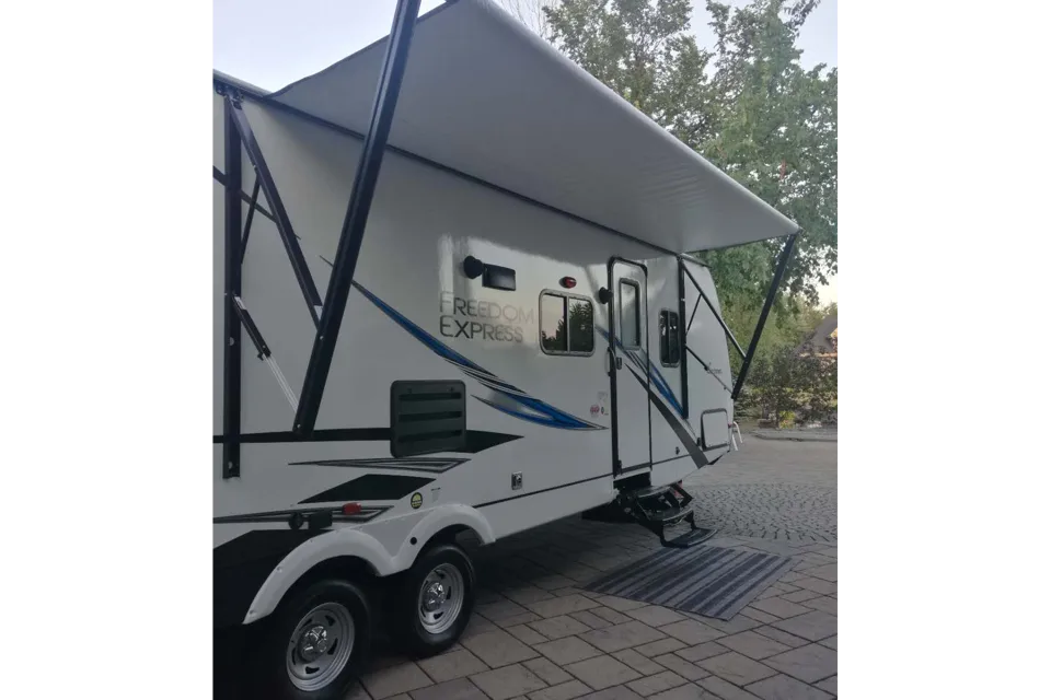 Machenzi's Coachmen FREEDOM EXPRESS 29SE Travel Trailer