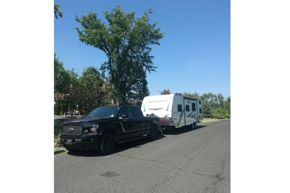 Machenzi's Coachmen FREEDOM EXPRESS 29SE Travel Trailer