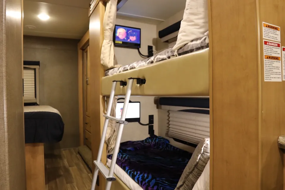 Westley's Thor Motor Coach 31.1bh Class A