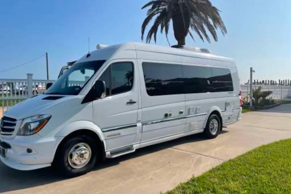 2016 Mercedes Airstream Interstate 3500 EXT Lounge Wardrobe