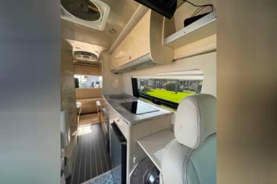 2016 Mercedes Airstream Interstate 3500 EXT Lounge Wardrobe