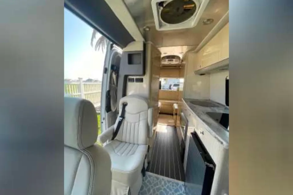 2016 Mercedes Airstream Interstate 3500 EXT Lounge Wardrobe