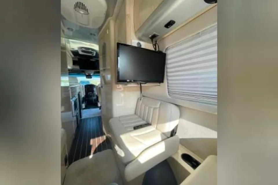 2016 Mercedes Airstream Interstate 3500 EXT Lounge Wardrobe