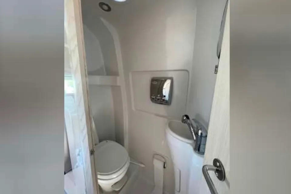 2016 Mercedes Airstream Interstate 3500 EXT Lounge Wardrobe
