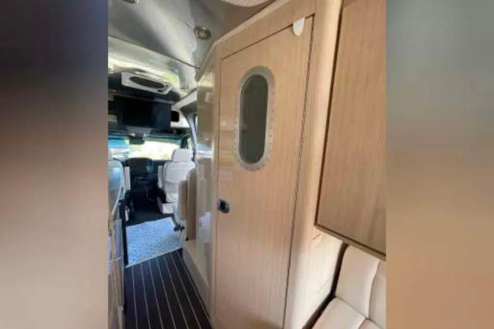 2016 Mercedes Airstream Interstate 3500 EXT Lounge Wardrobe