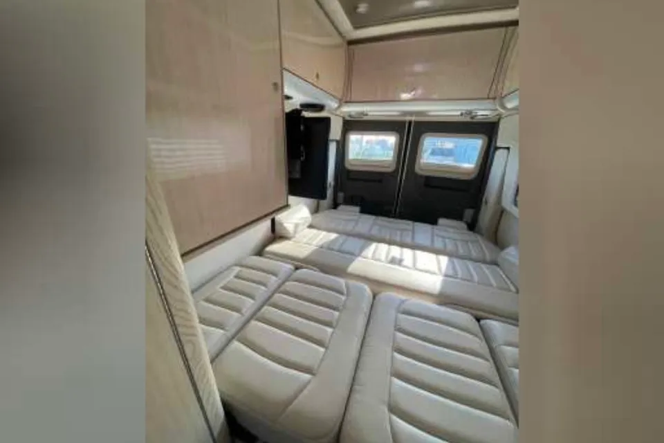 2016 Mercedes Airstream Interstate 3500 EXT Lounge Wardrobe