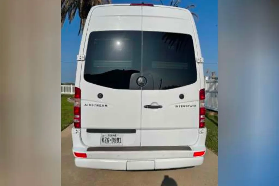 2016 Mercedes Airstream Interstate 3500 EXT Lounge Wardrobe
