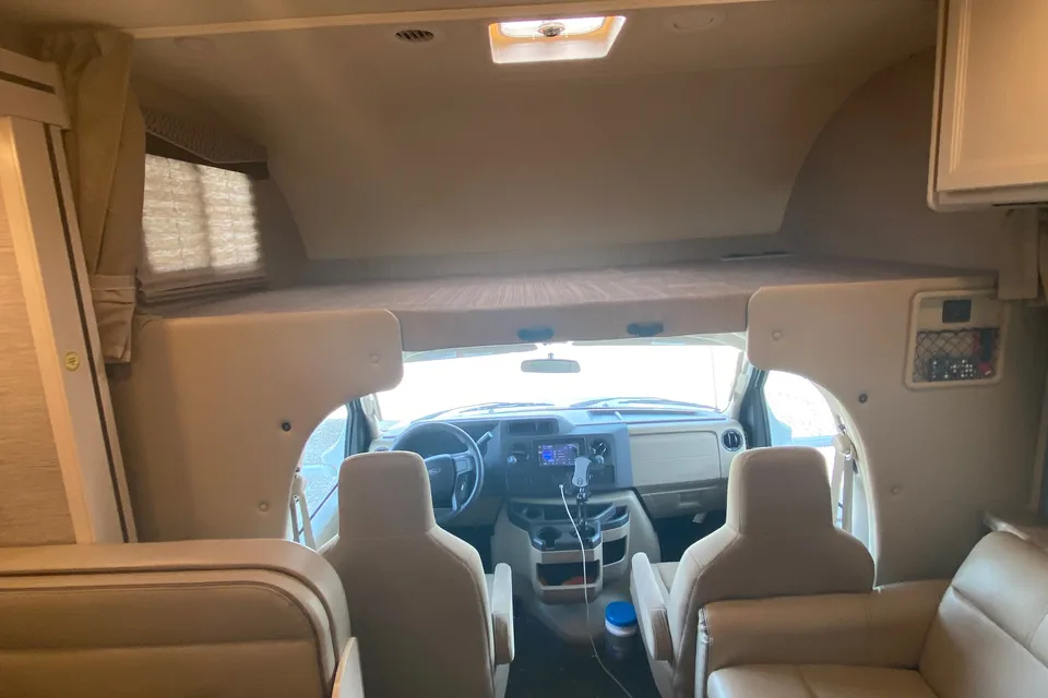 Lester 's Thor Motor Coach Four Winns Class C