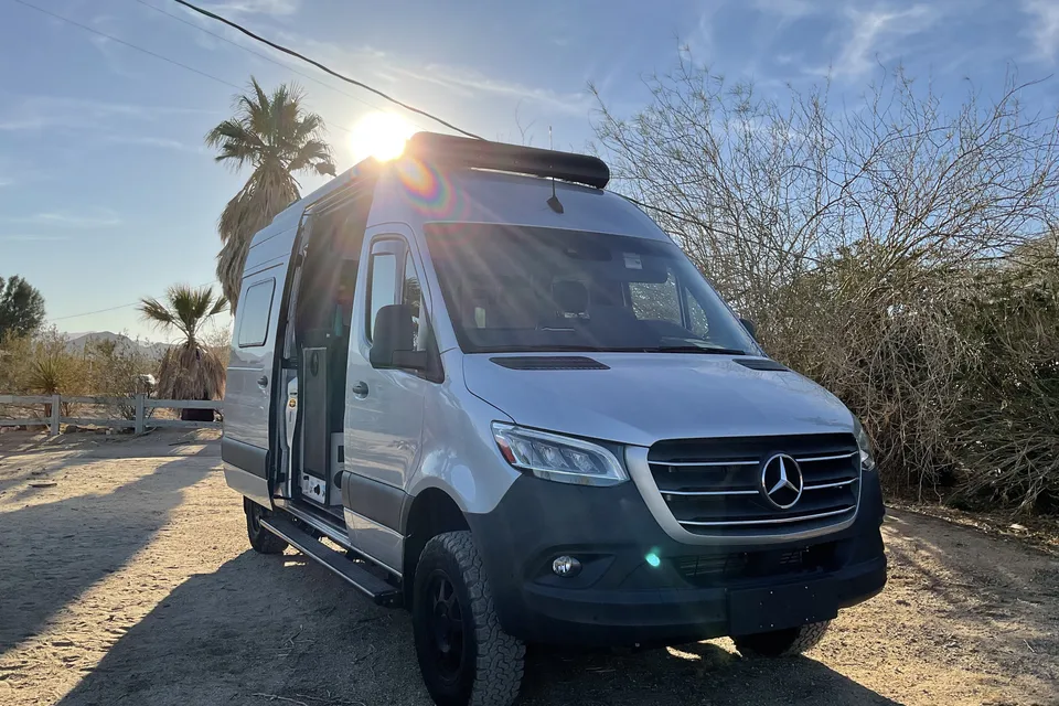 Unleash Your Inner Adventurer with Van Gogh: The Ultimate 4x4 Winnebago Revel Glampervan Experience!