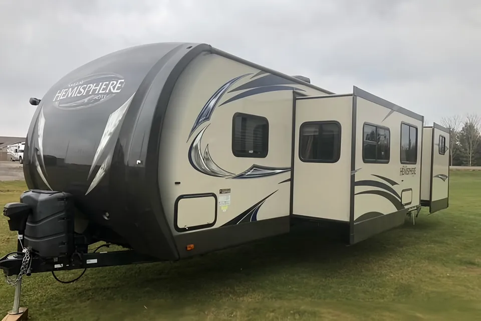 Forest River Salem Hemisphere 312QBUD Travel Trailer