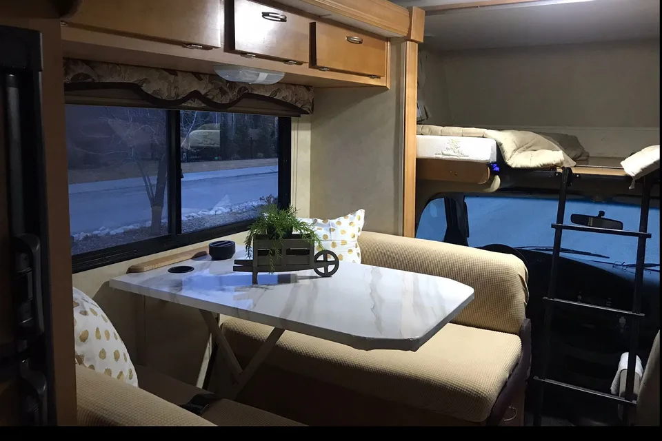 Class C Motorhome with One Slide Out - Sleeps up to 4