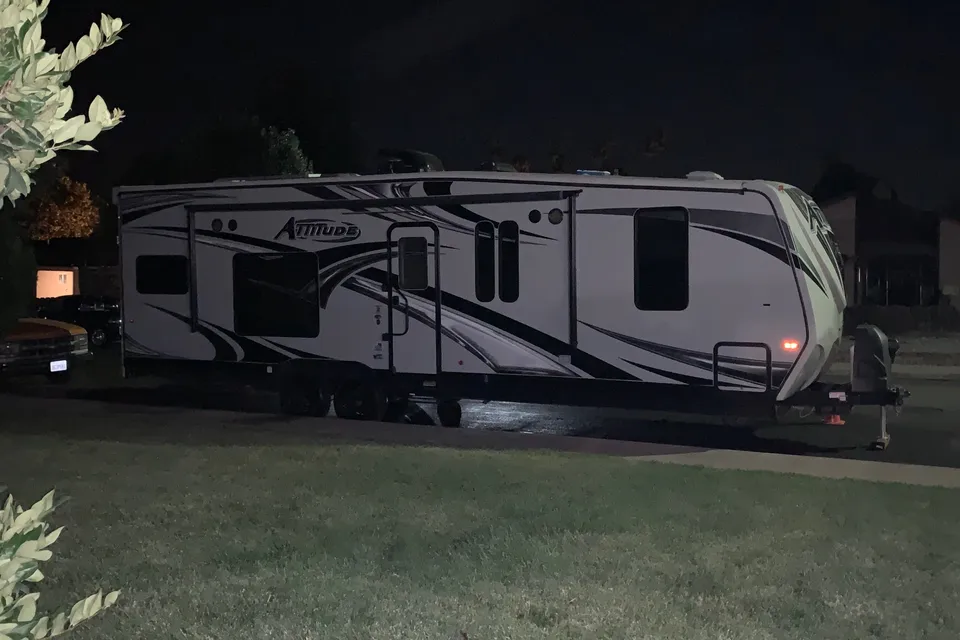 Eclipse Attitude 28 ibg Toy Hauler w/solar-generator-sleeps 8 