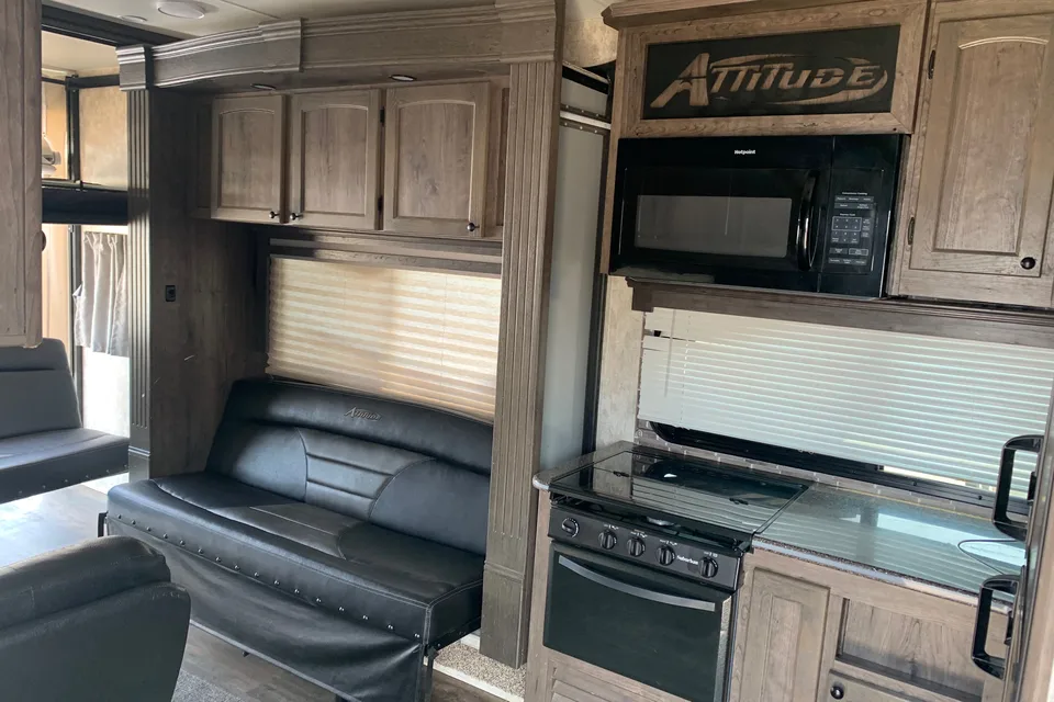 Eclipse Attitude 28 ibg Toy Hauler w/solar-generator-sleeps 8 
